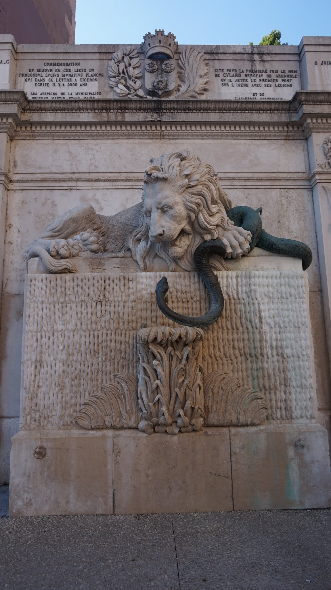 Leul si Sarpele. Grenoble. Leul simbolizeaza orasul, iar sarpele raul Isere.